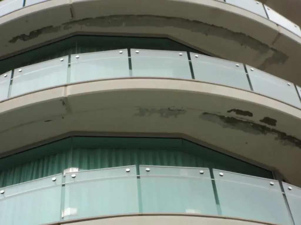 Removing delaminated paint via rope access, Jade Apartments · 2011–12